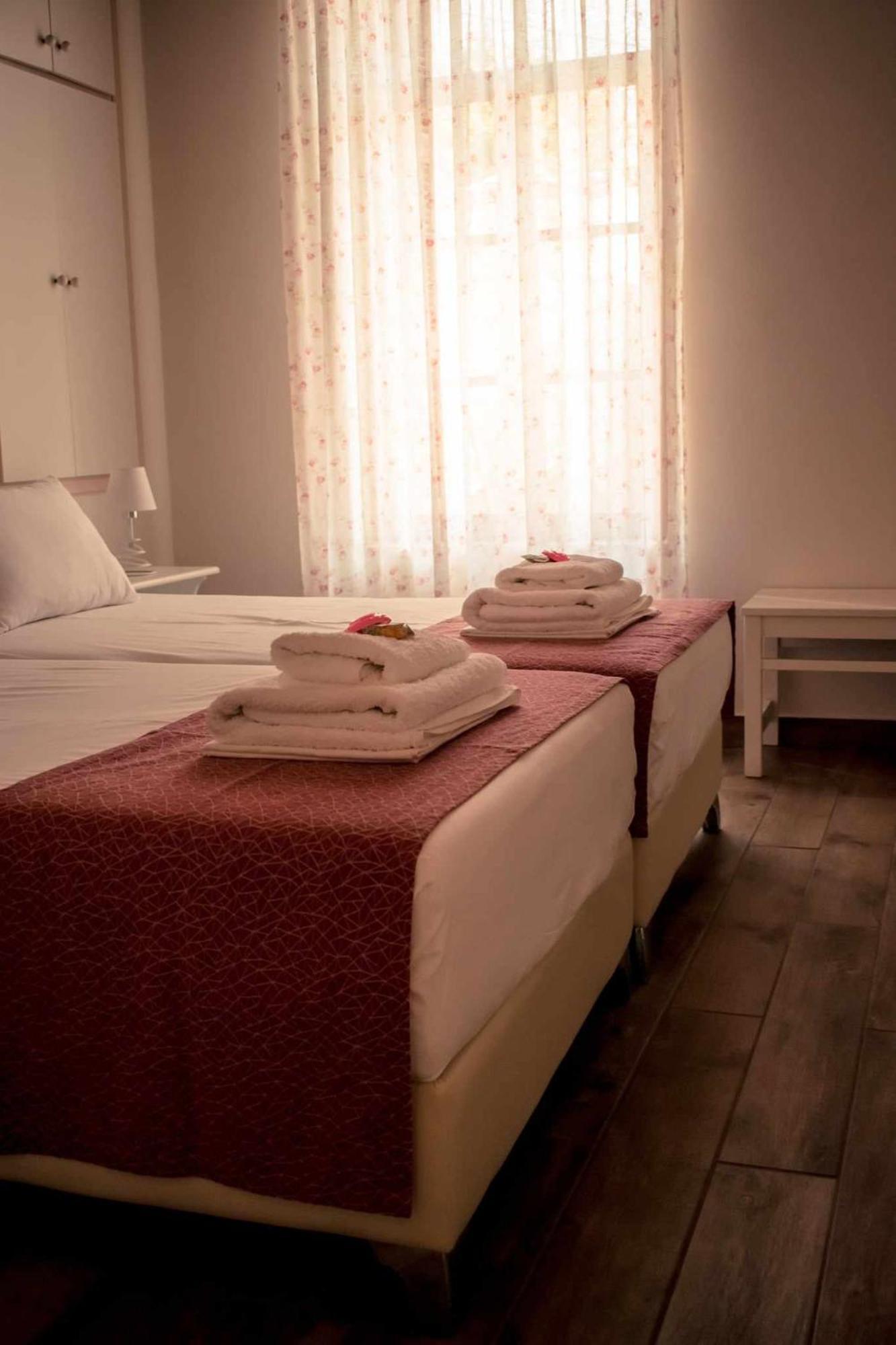 Kleanthe Hotel Chalki Town Exterior foto